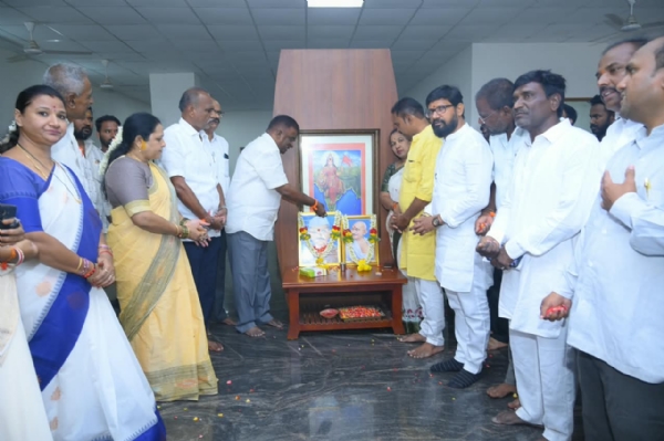 ಬಳ್ಳಾರಿ ಜಿಲ್ಲಾ ಬಿಜೆಪಿ ಕಚೇರಿಯಲ್ಲಿ ಮಹನೀಯರ ಜಯಂತಿ ಆಚರಣೆ