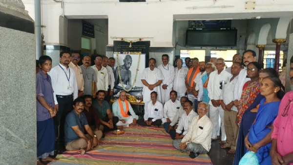 ಬಳ್ಳಾರಿ ರೈಲ್ವೆ ನಿಲ್ದಾಣ : ಮಹಾತ್ಮಾ ಗಾಂಧಿ ವಿಶ್ರಾಂತಿ ಪಡೆದ ಸ್ಥಳದಲ್ಲಿ ಜಯಂತಿ ಬಳ್ಳಾರಿ ರೈಲ್ವೆ ನಿಲ್ದಾಣ : ಮಹಾತ್ಮಾ ಗಾಂಧಿ ವಿಶ್ರಾಂತಿ ಪಡೆದ ಸ್ಥಳದಲ್ಲಿ ಜಯಂತಿ