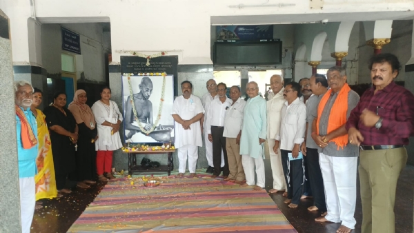 ಬಳ್ಳಾರಿ ರೈಲ್ವೆ ನಿಲ್ದಾಣ : ಮಹಾತ್ಮಾ ಗಾಂಧಿ ವಿಶ್ರಾಂತಿ ಪಡೆದ ಸ್ಥಳದಲ್ಲಿ ಜಯಂತಿ ಬಳ್ಳಾರಿ ರೈಲ್ವೆ ನಿಲ್ದಾಣ : ಮಹಾತ್ಮಾ ಗಾಂಧಿ ವಿಶ್ರಾಂತಿ ಪಡೆದ ಸ್ಥಳದಲ್ಲಿ ಜಯಂತಿ