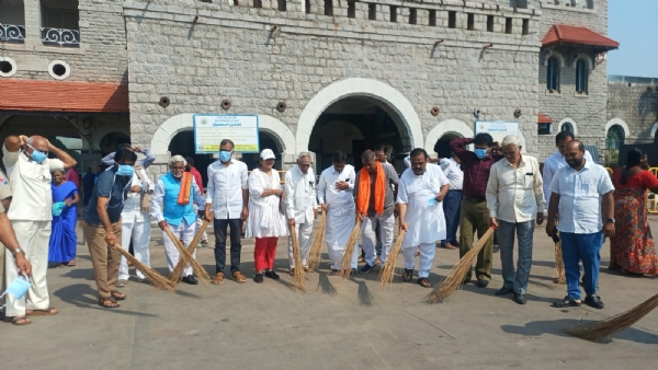 ಬಳ್ಳಾರಿ ರೈಲ್ವೆ ನಿಲ್ದಾಣ : ಮಹಾತ್ಮಾ ಗಾಂಧಿ ವಿಶ್ರಾಂತಿ ಪಡೆದ ಸ್ಥಳದಲ್ಲಿ ಜಯಂತಿ ಬಳ್ಳಾರಿ ರೈಲ್ವೆ ನಿಲ್ದಾಣ : ಮಹಾತ್ಮಾ ಗಾಂಧಿ ವಿಶ್ರಾಂತಿ ಪಡೆದ ಸ್ಥಳದಲ್ಲಿ ಜಯಂತಿ