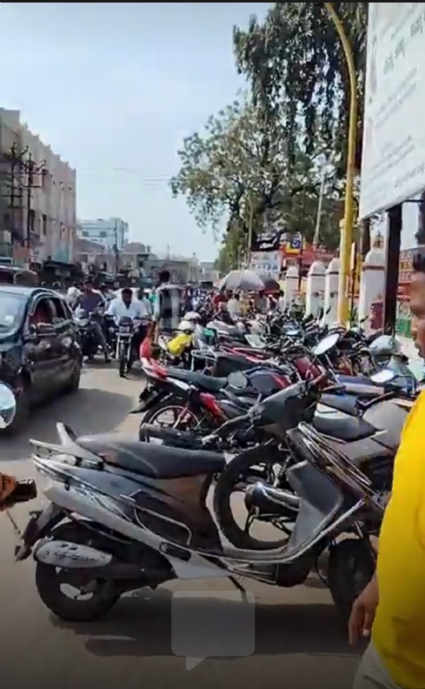 ಪುಟಪಾತ್ ತೆರವಿಗೆ ಆಗ್ರಹ ಪುಟಪಾತ್ ತೆರವಿಗೆ ಆಗ್ರಹ