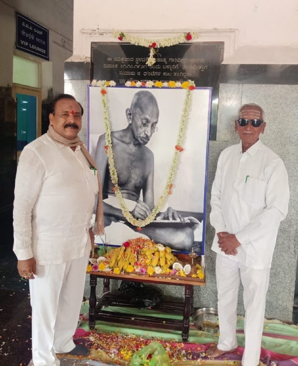 ಬಳ್ಳಾರಿ ರೈಲ್ವೆ ನಿಲ್ದಾಣ : ಮಹಾತ್ಮಾ ಗಾಂಧಿ ವಿಶ್ರಾಂತಿ ಪಡೆದ ಸ್ಥಳದಲ್ಲಿ ಜಯಂತಿ ಬಳ್ಳಾರಿ ರೈಲ್ವೆ ನಿಲ್ದಾಣ : ಮಹಾತ್ಮಾ ಗಾಂಧಿ ವಿಶ್ರಾಂತಿ ಪಡೆದ ಸ್ಥಳದಲ್ಲಿ ಜಯಂತಿ