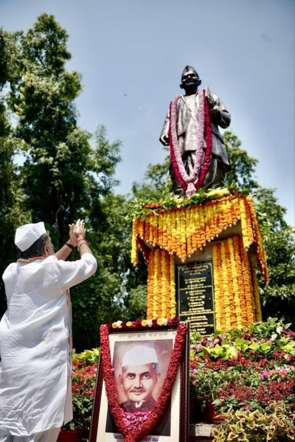 cm-dk-shivakumar-pays-tribute-to-mahatma-gandhi-lal-bahadur-shastri-on-birth-anniversaries