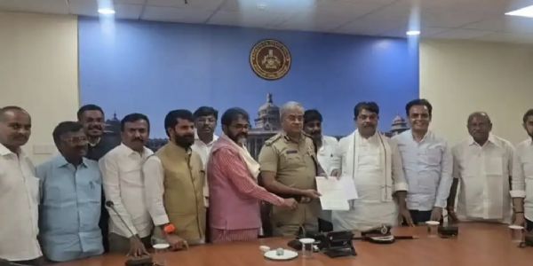 ಚುನಾವಣಾಧಿಕಾರಿ ಕಚೇರಿ ಬಳಿ ಧರಣಿ: ಸಿಎಂ, ಸಚಿವರ ವಿರುದ್ಧ ಬಿಜೆಪಿ ನಾಯಕರ ದೂರು
