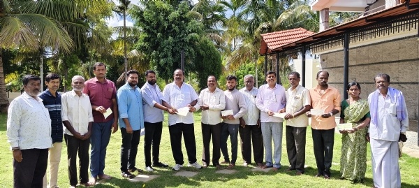 ಕೋಲಾರ ಹಾಲು ಉತ್ಪಾದಕರ ಒಕ್ಕೂಟದ ನಿರ್ದೇಶಕ ಚಲುವನಹಳ್ಳಿ ನಾಗರಾಜ್ ಹಾಲು ಉತ್ಪಾದಕರಿಗೆ ವಿಮಾ ಪರಿಹಾರ ವಿತರಿಸಿದರು.