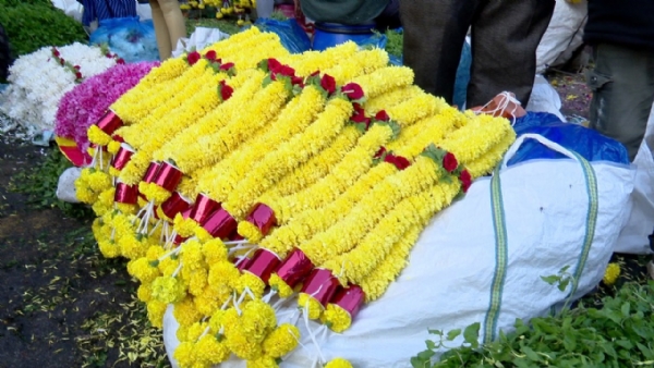 ayudha-puja-vijayadashami-shopping-rush-kr-market-bengaluru-traffic-jam