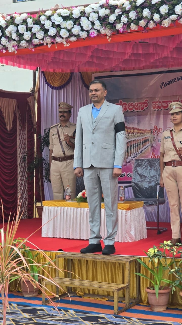 ಕೋಲಾರದಲ್ಲಿ ಪೊಲೀಸ್ ಇಲಾಖೆಯಿಂದ ನಡೆದ ಹುತಾತ್ಮರ ದಿನಾಚರಣೆಯಲ್ಲಿ ಜಿಲ್ಲಾಧಿಕಾರಿ ಎಂ ಆರ್ ರವಿಕುಮಾರ್ ನಮನ ಸಲ್ಲಿಸಿದರು