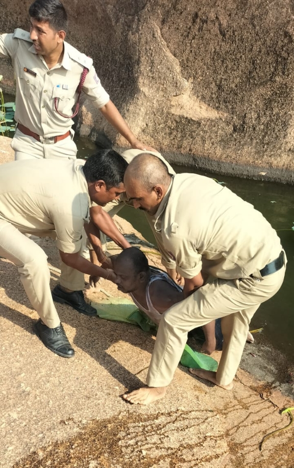 ಬಳ್ಳಾರಿ : ಬೆಟ್ಟದಲ್ಲಿರುವ ಹೊಂಡದಲ್ಲಿ ಬಿದ್ದು ಕಣೇಕಲ್ಲುನ ತಂದೆ - ಮಗ ಸಾವು