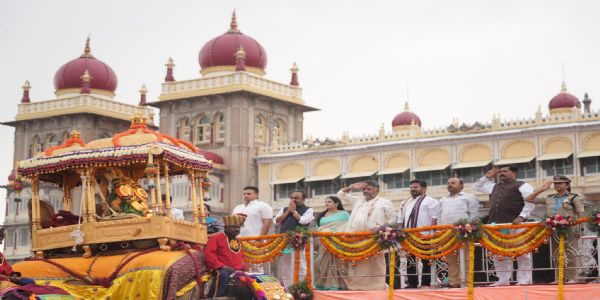 ಮೈಸೂರು ದಸರಾ ಜಂಬೂ ಸವಾರಿ ಸಂಪನ್ನ: ಚಿನ್ನದ ಅಂಬಾರಿಯಲ್ಲಿ ಕಂಗೊಳಿಸಿದ ಚಾಮುಂಡೇಶ್ವರಿ