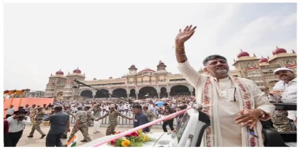 ಲಕ್ಷಾಂತರ ಜನರಿಂದ ವಿಶ್ವವಿಖ್ಯಾತ ಮೈಸೂರು ಜಂಬೂಸವಾರಿ ಮೆರವಣಿಗೆ ವೀಕ್ಷಣೆ