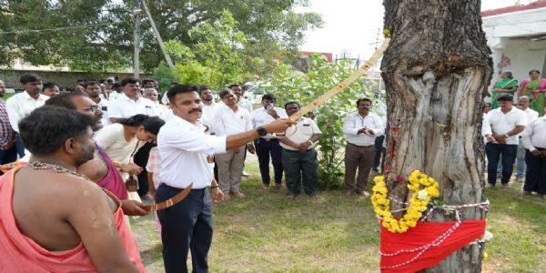 ಮಂಡ್ಯದಲ್ಲಿ ಅದ್ಧೂರಿ ದಸರಾ ಸಂಭ್ರಮ: ಬೆಳ್ಳಿರಥದಲ್ಲಿ ತಾಯಿ ಚಾಮುಂಡೇಶ್ವರಿ ಮೆರವಣಿಗೆ
