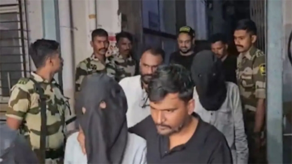 फोटो: टाइगर श्राफ पर फायरिंग करने वाले आरोपितों को मुंबई के जीटी अस्पताल में मेडिकल चेकअप के लिए ले जाते हुए