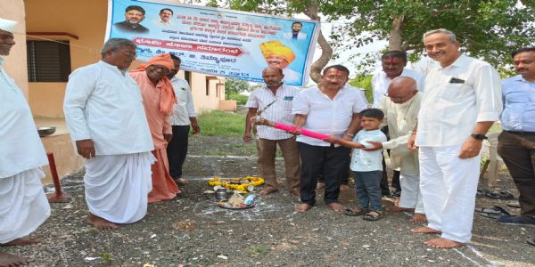 ದಾದನಟ್ಟಿಯಲ್ಲಿ ಅಭಿವೃದ್ಧಿ ಕಾಮಗಾರಿಗಳಿಗೆ ಚಾಲನೆ: ₹15 ಲಕ್ಷ ವೆಚ್ಚದಲ್ಲಿ ಎರಡು ಸಮುದಾಯ ಭವನ ನಿರ್ಮಾಣಕ್ಕೆ ಭೂಮಿಪೂಜೆ