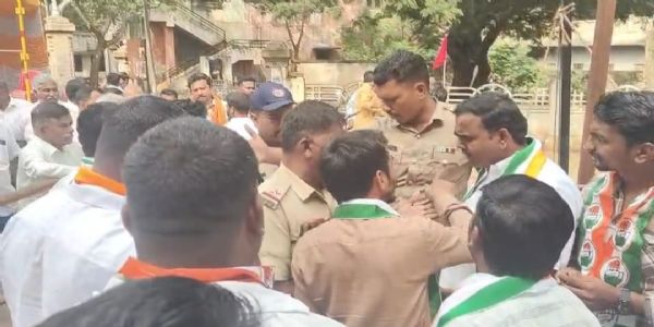 ಪರಿಷತ್ ಚುನಾವಣೆ ಕಾಂಗ್ರೆಸ್ ಕಾರ್ಯಕರ್ತರು ಪೊಲೀಸರ ನಡುವೆ ವಾಗ್ವಾದ
