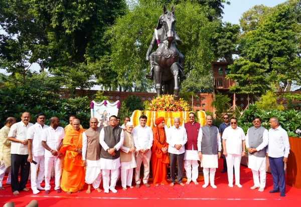लोकसभा अध्यक्ष ओम बिरला, केन्द्रीय जल शक्ति मंत्री सी आर पाटिल, रेल राज्य मंत्री वी. सोमन्ना और अन्य गणमान्य शुक्रवार को संसद भवन परिसर में  वीरांगना कित्तूर की रानी चेन्नम्मा के 202वें विजय उत्सव के अवसर पर उनकी प्रतिमा पर पुष्पांजलि अर्पित करते हुए।