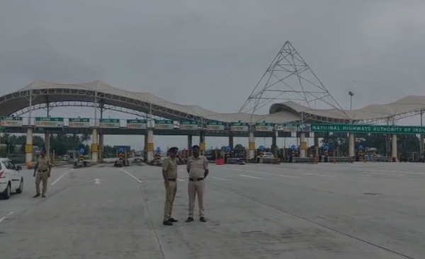 farmers-protest-sugarcane-price-demand-gananguru-toll-police-security farmers-protest-sugarcane-price-demand-gananguru-toll-police-security