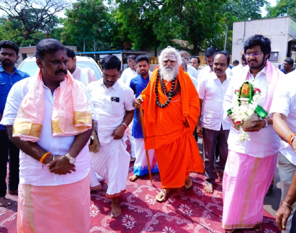 ನೊಣವಿನಕೆರೆ ಶ್ರೀಗಳಿಂದ ಬಳ್ಳಾರಿಯ ಕನಕ ದುರ್ಗಮ್ಮಗೆ ಪೂಜೆ
