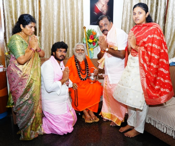 ನೊಣವಿನಕೆರೆ ಶ್ರೀಗಳಿಂದ ಬಳ್ಳಾರಿಯ ಕನಕ ದುರ್ಗಮ್ಮಗೆ ಪೂಜೆ
