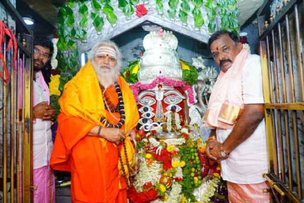 ನೊಣವಿನಕೆರೆ ಶ್ರೀಗಳಿಂದ ಬಳ್ಳಾರಿಯ ಕನಕ ದುರ್ಗಮ್ಮಗೆ ಪೂಜೆ