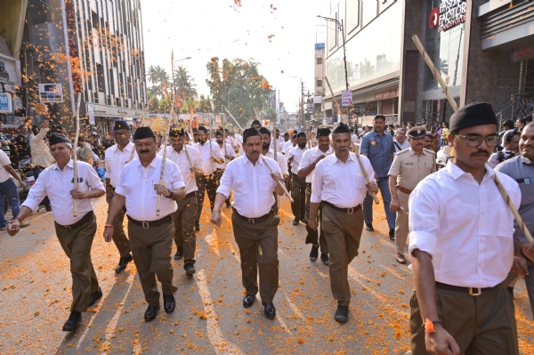 ಪಥಸಂಚಲನದಲ್ಲಿ ಸಚಿವ ಜೋಶಿ ಪಥಸಂಚಲನದಲ್ಲಿ ಸಚಿವ ಜೋಶಿ
