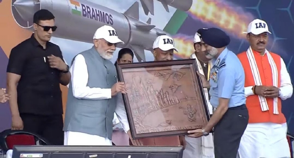 नमोघाट पर एयरशो देखते हुए प्रधानमंत्री