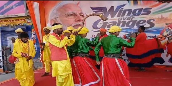 ವಾರಾಣಸಿಗೆ ಪ್ರಧಾನಿ ನರೇಂದ್ರ ಮೋದಿ ಆಗಮನ: ವಿಮಾನ ನಿಲ್ದಾಣದಲ್ಲಿ ಅದ್ಧೂರಿ ಸ್ವಾಗತ