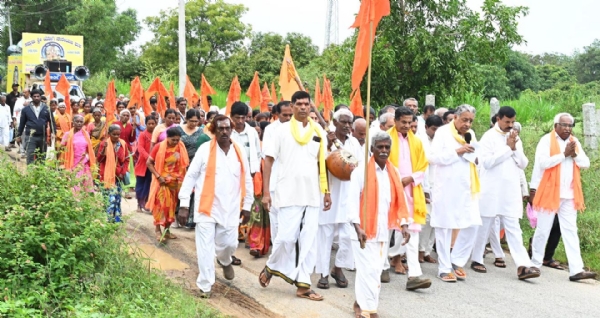 ಮುಡಿಯನೂರು ಶ್ರೀಸೋಮೇಶ್ವರಸ್ವಾಮಿ ದೇವಾಲಯದಲ್ಲಿ ವಿಶೇಷ ಪೂಜೆ ಸಲ್ಲಿಸಿ ಪಾದಯಾತ್ರೆ ಆರಂಭಿಸಲಾಯಿತು. ಮುಡಿಯನೂರು ಶ್ರೀಸೋಮೇಶ್ವರಸ್ವಾಮಿ ದೇವಾಲಯದಲ್ಲಿ ವಿಶೇಷ ಪೂಜೆ ಸಲ್ಲಿಸಿ ಪಾದಯಾತ್ರೆ ಆರಂಭಿಸಲಾಯಿತು.