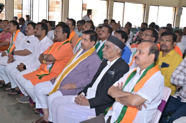 ಮನ್ ಕೀ ಬಾತ್’ ಕಾರ್ಯಕ್ರಮವನ್ನು ಆಲಿಸಿದ ಜೋಶಿ