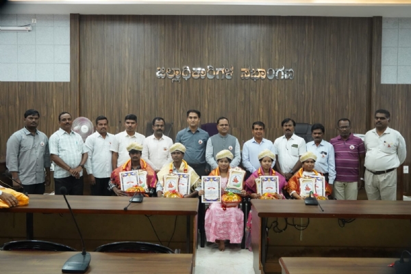 ಸರಳವಾಗಿ ಶ್ರೀ ಮಹರ್ಷಿ ವಾಲ್ಮೀಕಿ ಜಯಂತಿ: ಪ್ರತಿಭಾವಂತ ವಿದ್ಯಾರ್ಥಿಗಳಿಗೆ ಸನ್ಮಾನ ಸರಳವಾಗಿ ಶ್ರೀ ಮಹರ್ಷಿ ವಾಲ್ಮೀಕಿ ಜಯಂತಿ: ಪ್ರತಿಭಾವಂತ ವಿದ್ಯಾರ್ಥಿಗಳಿಗೆ ಸನ್ಮಾನ