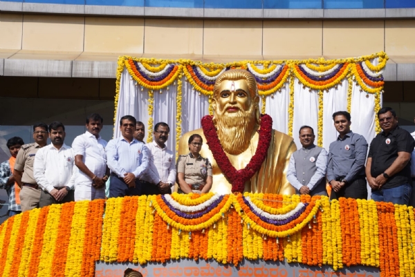 ಸರಳವಾಗಿ ಶ್ರೀ ಮಹರ್ಷಿ ವಾಲ್ಮೀಕಿ ಜಯಂತಿ: ಪ್ರತಿಭಾವಂತ ವಿದ್ಯಾರ್ಥಿಗಳಿಗೆ ಸನ್ಮಾನ ಸರಳವಾಗಿ ಶ್ರೀ ಮಹರ್ಷಿ ವಾಲ್ಮೀಕಿ ಜಯಂತಿ: ಪ್ರತಿಭಾವಂತ ವಿದ್ಯಾರ್ಥಿಗಳಿಗೆ ಸನ್ಮಾನ