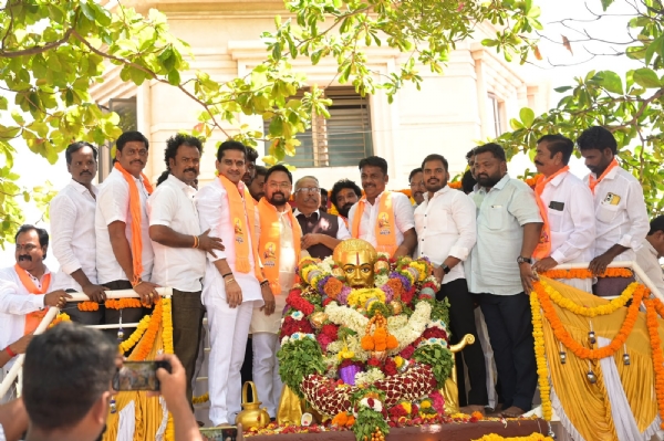 ಬಳ್ಳಾರಿ : ಶಾಸಕ ಎನ್ಆರ್ಬಿ ಅವರಿಂದ ಪುಷ್ಪನಮನ