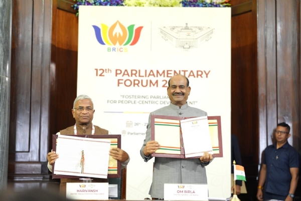 लोकसभा अध्यक्ष ओम बिरला और राज्यसभा के उपसभापति हरिवंश मंगलवार को ब्रिक्स संसदीय मंच के घोषणा-पत्र के साथ