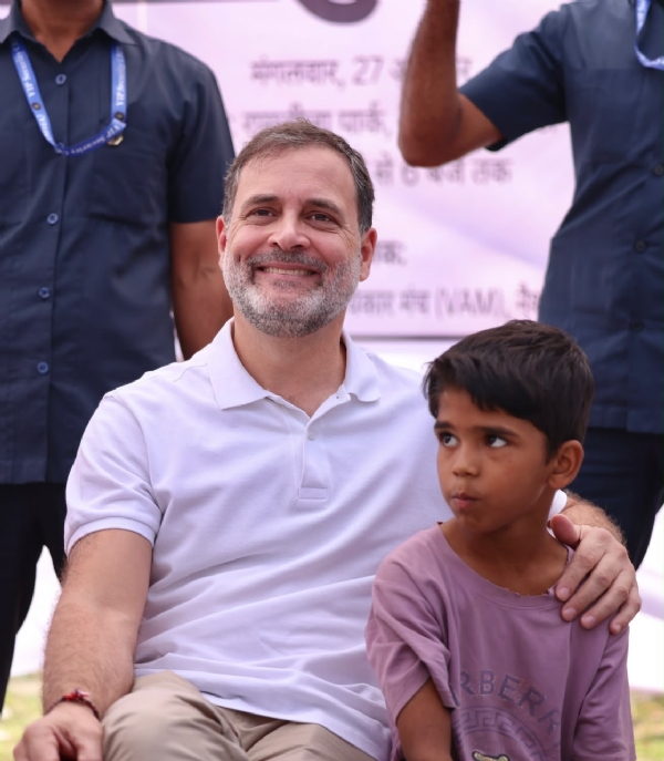 त्रिलोकपुरी में ‘वोट अधिकार जीने का अधिकार’ जन सुनवाई के दौरान लोगों की समस्याएं सुनते लोकसभा में नेता प्रतिपक्ष राहुल गांधी।