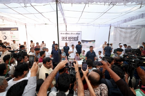 त्रिलोकपुरी में ‘वोट अधिकार जीने का अधिकार’ जन सुनवाई के दौरान लोगों की समस्याएं सुनते लोकसभा में नेता प्रतिपक्ष राहुल गांधी।