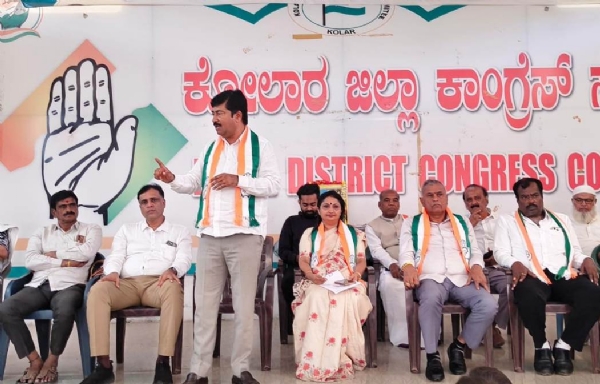 ವೋಟ್ ಬಚಾವೋ ದೇಶ್ ಬಚಾವೋ ಆಂದೋಲನದ ಬಗ್ಗೆ ಕೋಲಾರ ಜಿಲ್ಲಾ ಕಾಂಗ್ರೆಸ್ ಭವನದಲ್ಲಿ ನಡೆದ ಸಭೆಯಲ್ಲಿ ಎಂ.ಎಲ್.ಸಿ. ಅನಿಲ್ ಕುಮಾರ್ ಮಾತನಾಡಿದರು. ವೋಟ್ ಬಚಾವೋ ದೇಶ್ ಬಚಾವೋ ಆಂದೋಲನದ ಬಗ್ಗೆ ಕೋಲಾರ ಜಿಲ್ಲಾ ಕಾಂಗ್ರೆಸ್ ಭವನದಲ್ಲಿ ನಡೆದ ಸಭೆಯಲ್ಲಿ ಎಂ.ಎಲ್.ಸಿ. ಅನಿಲ್ ಕುಮಾರ್ ಮಾತನಾಡಿದರು.
