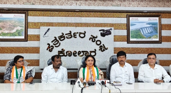 ಕಾಂಗ್ರೆಸ್ನಿ0ದ ಹಮ್ಮಿಕೊಳ್ಳಲಾಗಿರುವ ವೋಟ್ ಬಚಾವೋ–ದೇಶ್ ಬಚಾವೋ ಆಂದೋಲನದ ಬಗ್ಗೆ ಎಐಸಿಸಿ ವೀಕ್ಷಕಿ ದೀಪ್ತಿ ಮೇರಿ ವರ್ಗೀಸ್ ಪತ್ರಿಕಾಗೋಷ್ಠಿಯಲ್ಲಿ ಮಾಹಿತಿ ನೀಡಿದರು.