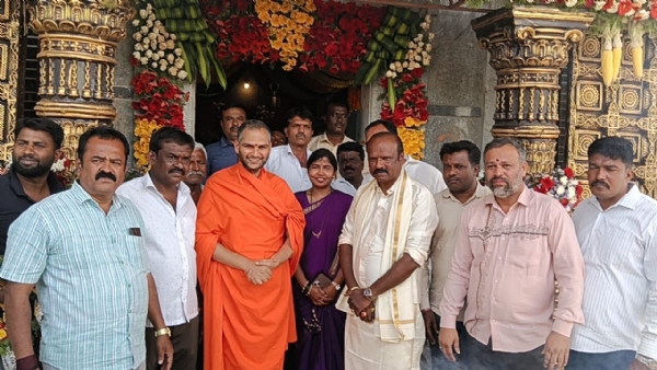 ಕೋಲಾರ ತಾಲ್ಲೂಕಿನ ವೇಮಗಲ್ ಹೋಬಳಿ ರಾಜಕಲ್ಲಹಳ್ಳಿಯಲ್ಲಿ ಕರಗದಮ್ಮ, ನಲಗಂಗಮ್ಮ ದೇವಿಯ ಜೀರ್ಣೋದ್ದಾರ ಕಾರ್ಯಕ್ರಮದಲ್ಲಿ ನಂಜಾವದೂತ ಸ್ವಾಮೀಜಿ ಇತರರು ಪಾಲ್ಗೊಂಡಿದ್ದರು.