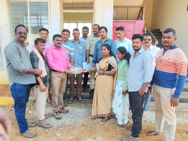 ksrtc-driver-returns-gold-jewellery-worth-rs-6-lakh-in-channagiri