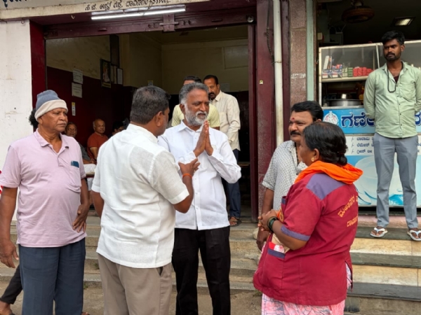 Minister-KS-Basavanthappa-Tea-With-Sanitation-Workers-Davangere