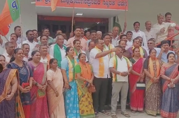 Davanagere-BJP-Celebrates-NDA-Victory-in-Karnataka-MLC-Elections
