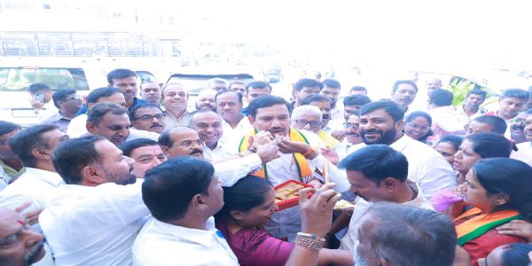 ಕಾರ್ಯಕರ್ತರೊಂದಿಗೆ ವಿಜಯೋತ್ಸವ ಆಚರಿಸಿದ ವಿಜಯೇಂದ್ರ