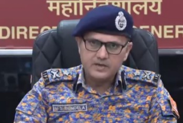 एनडीआरएफ के महानिरीक्षक नरेन्द्र सिंह बुंदेला चक्रवात ‘अर्नब’ से निपटने के लिए राहत एवं बचाव कार्यों की जानकारी देते हुए। एनडीआरएफ के महानिरीक्षक नरेन्द्र सिंह बुंदेला चक्रवात ‘अर्नब’ से निपटने के लिए राहत एवं बचाव कार्यों की जानकारी देते हुए।