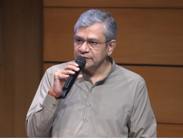 केंद्रीय सूचना एवं प्रसारण मंत्री अश्विनी वैष्णव मंगलवार को राष्ट्रीय मीडिया केंद्र में पत्रकार वार्ता कों संबोधित करते हुए