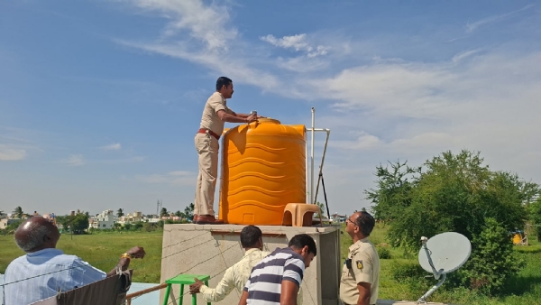 ಕೋಲಾರ ಜಿಲ್ಲೆ ಬಂಗಾರಪೇಟೆ ತಾಲ್ಲೂಕಿನ ನೇರಳೆಕೆರೆ ಗ್ರಾಮದಲ್ಲಿ ಕುಡಿಯುವ ನೀರಿನ ಟ್ಯಾಂಕ್ಗೆ ವಿಷ ಬೆರೆಸಿರುವ ಶಂಕೆ ವ್ಯಕ್ತವಾಗಿದ್ದು, ಪೊಲೀಸರು ತನಿಖೆ ನಡೆಸುತ್ತಿದ್ದಾರೆ.