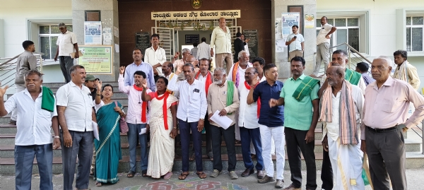 ಅರಣ್ಯ ಇಲಾಖೆಯ ಅಧಿಕಾರಿಗಳ ವಿರುದ್ಧ ಕೋಲಾರ ತಾಲ್ಲೂಕು ಕಛೇರಿಯ ಮುಂದೆ ರಾಜ್ಯ ರೈತ ಸಂಘದ ಕಾರ್ಯಕರ್ತರು ಪ್ರತಿಭಟನೆ ನಡೆಸಿ ಸರ್ಕಾರಕ್ಕೆ ಮನವಿ ಸಲ್ಲಿಸಿದರು.