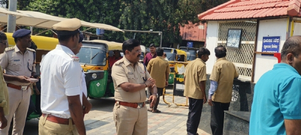 Davangere-SP-Inspects-Railway-Station-Long-Parked-Vehicles Davangere-SP-Inspects-Railway-Station-Long-Parked-Vehicles