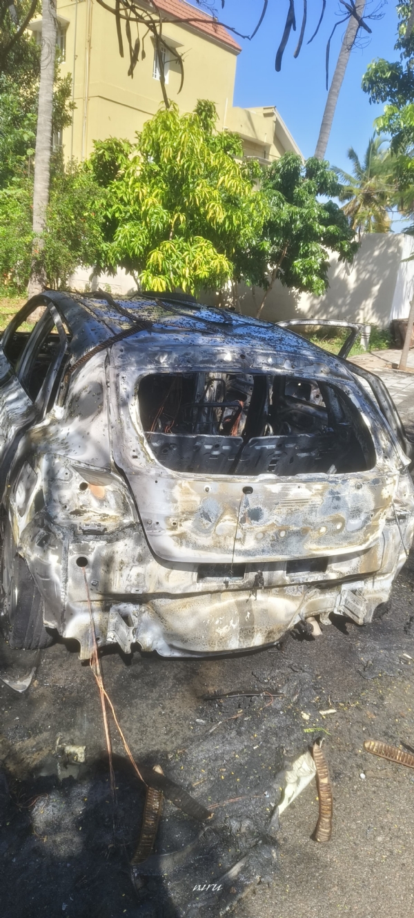 mandya-toyota-glanza-car-catches-fire-at-hotel-parking