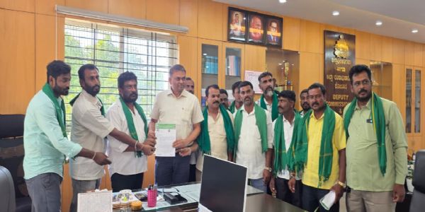 ಕೋಲಾರ: ಹೊರ ಜಿಲ್ಲೆಯವರಿಗೆ ಮಂಜೂರು ಮಾಡಲಾಗಿರುವ ಕ್ರಷರ್ ಮಂಜೂರಾತಿ ರದ್ದುಪಡಿಸಲು ಒತ್ತಾಯ