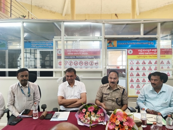 ಕೋಲಾರ ಜಿಲ್ಲಾಧಿಕಾರಿ ಎಂ.ಆರ್. ರವಿಕುಮಾರ್ ಕೋಲಾರ ಜಿಲ್ಲಾಧಿಕಾರಿ ಎಂ.ಆರ್. ರವಿಕುಮಾರ್