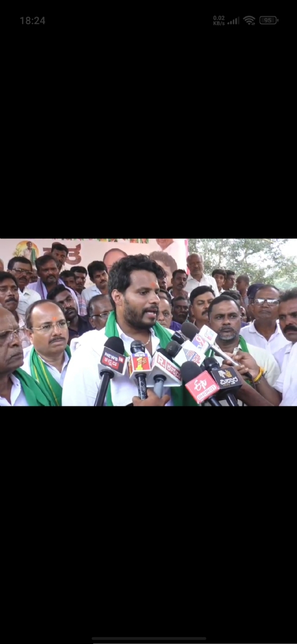 nikhil-kumaraswamy-raitha-swabhimana-yatra-davanagere-farmers-loan-waiver-demand